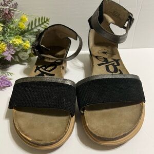 OTBT SANDALS IN FAIR CONDITION SIZE 8